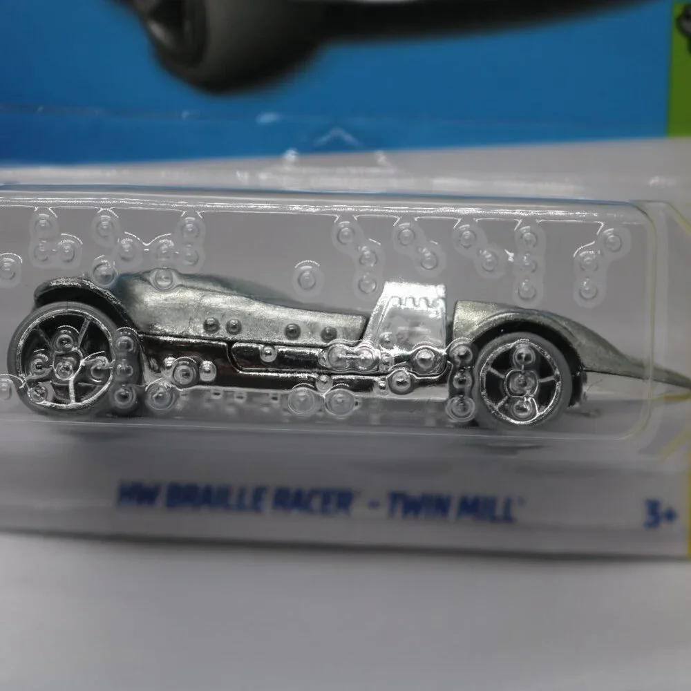 Hot Wheels Experimotors 2023 and 2024 Braille Racer and 911 Carrera keychain